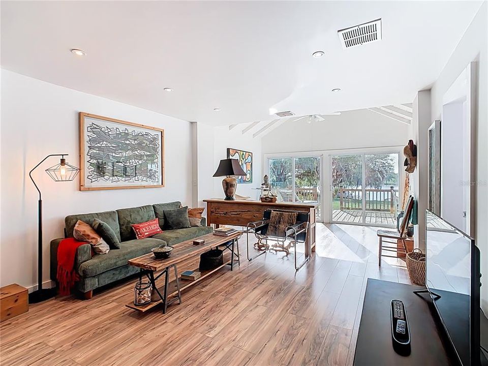 For Sale: $285,000 (3 beds, 1 baths, 1060 Square Feet)