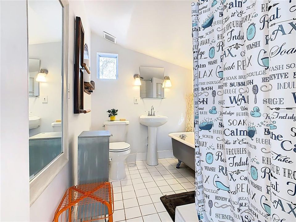 For Sale: $285,000 (3 beds, 1 baths, 1060 Square Feet)