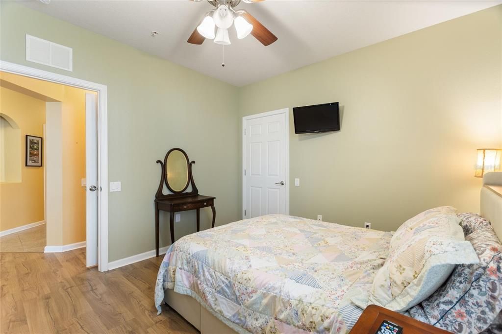 Под контрактом: $245,000 (2 спален, 2 ванн, 1414 Квадратных фут)