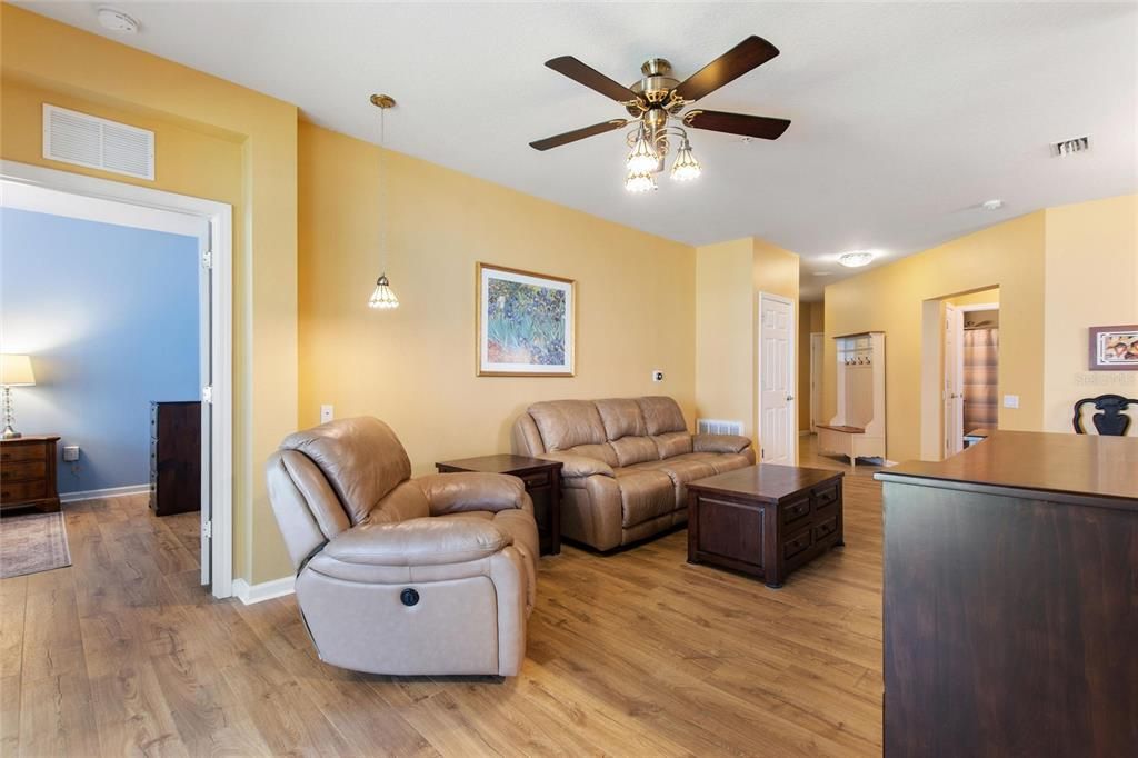 Под контрактом: $245,000 (2 спален, 2 ванн, 1414 Квадратных фут)