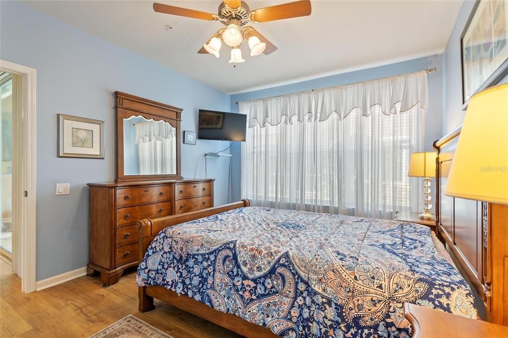 Под контрактом: $245,000 (2 спален, 2 ванн, 1414 Квадратных фут)