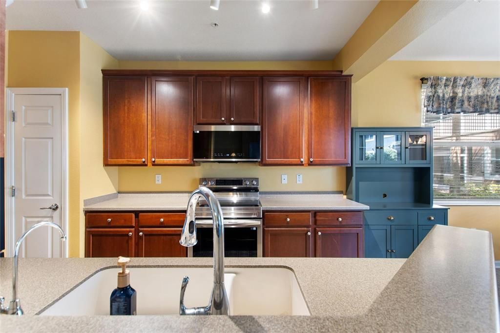 Под контрактом: $245,000 (2 спален, 2 ванн, 1414 Квадратных фут)