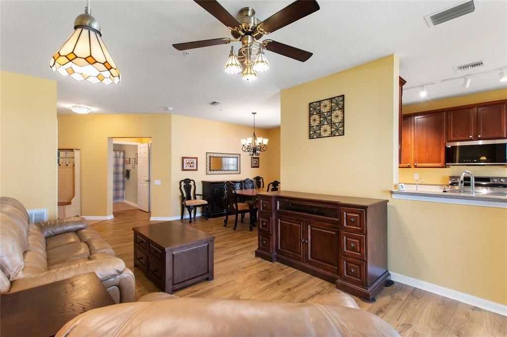 Под контрактом: $245,000 (2 спален, 2 ванн, 1414 Квадратных фут)