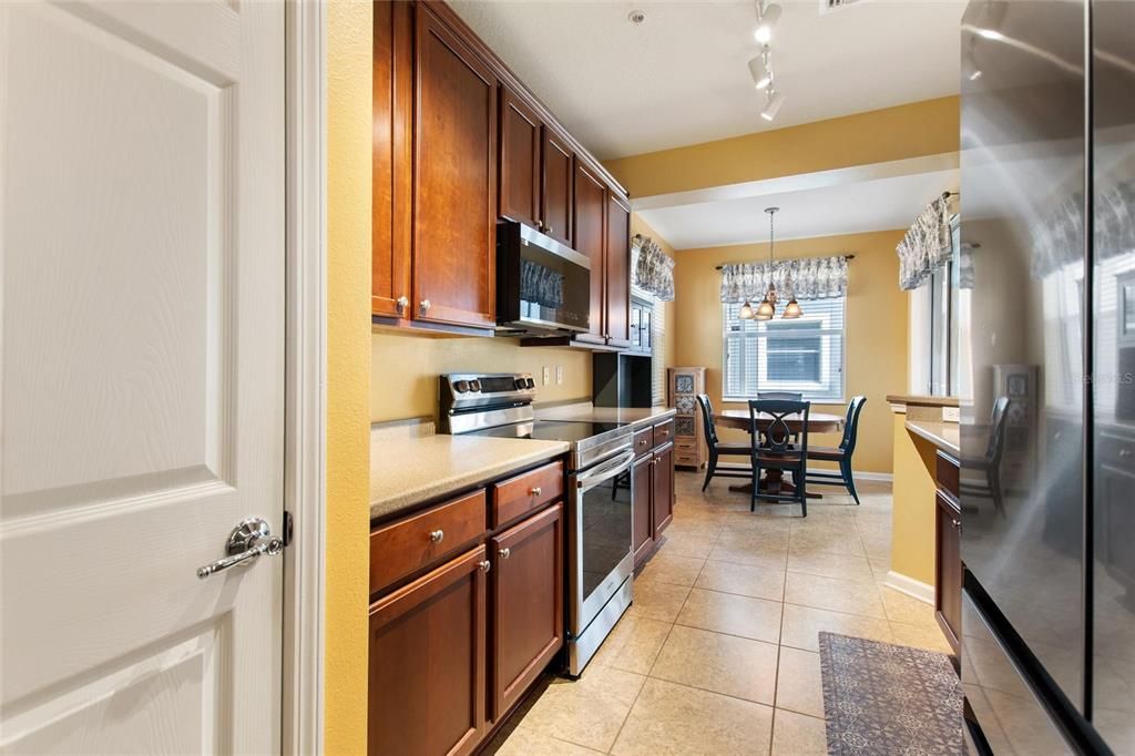 Под контрактом: $245,000 (2 спален, 2 ванн, 1414 Квадратных фут)