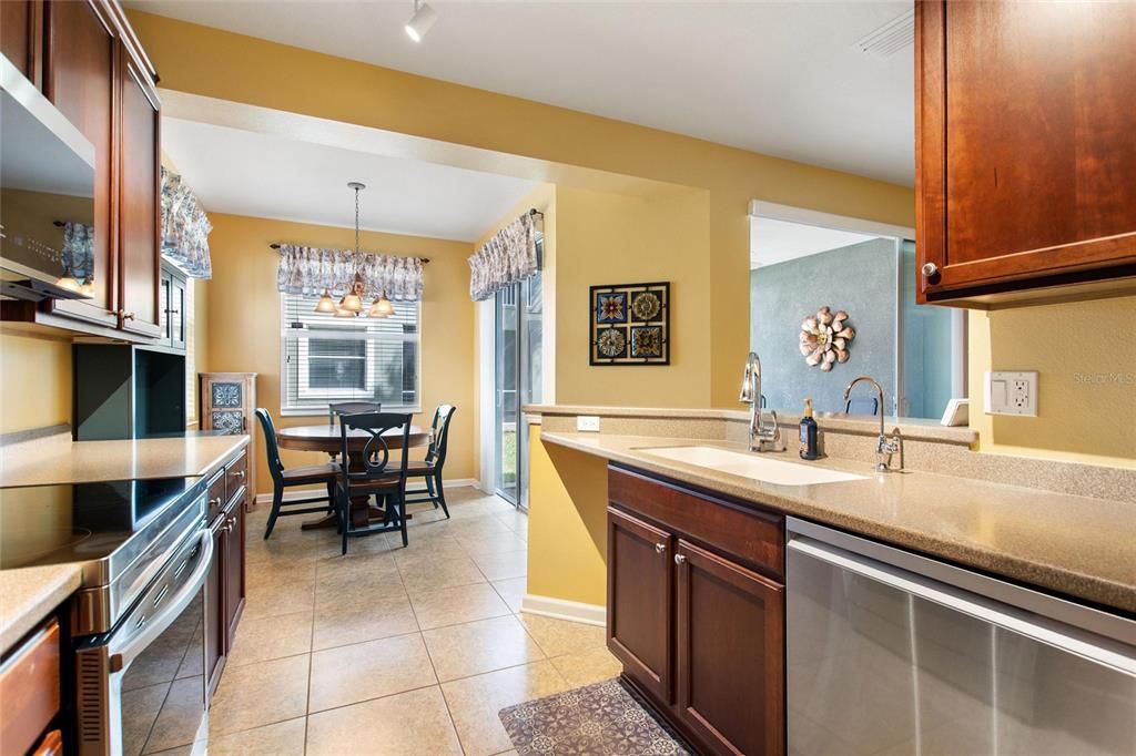 Под контрактом: $245,000 (2 спален, 2 ванн, 1414 Квадратных фут)