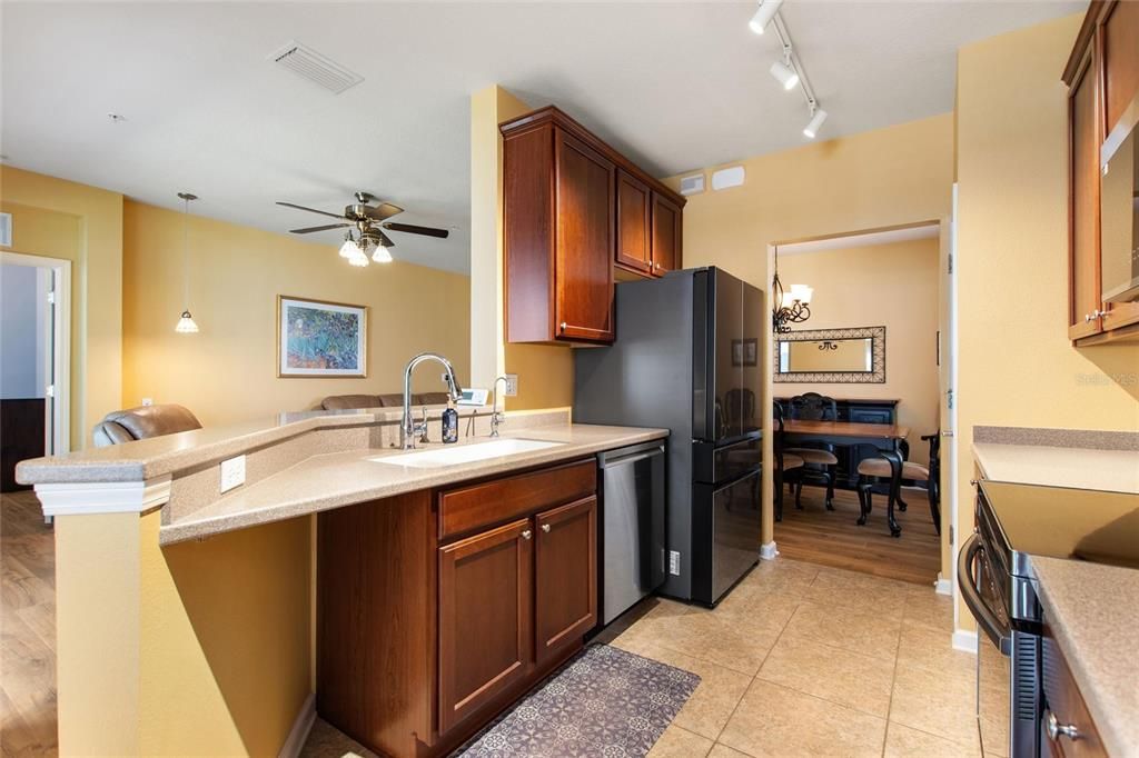 Под контрактом: $245,000 (2 спален, 2 ванн, 1414 Квадратных фут)