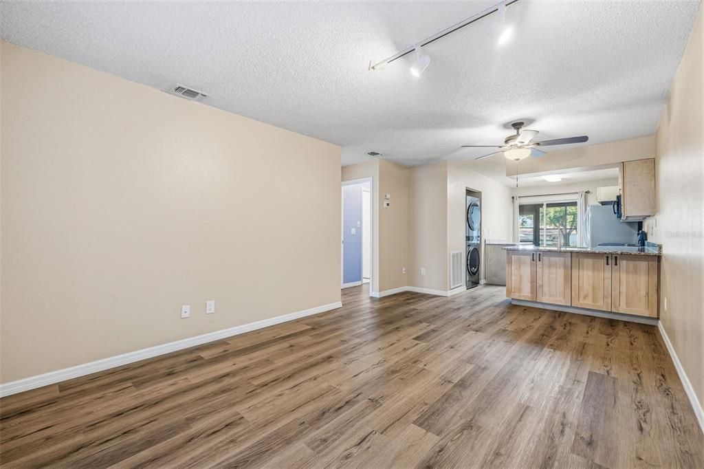 Active With Contract: $190,000 (2 beds, 2 baths, 730 Square Feet)