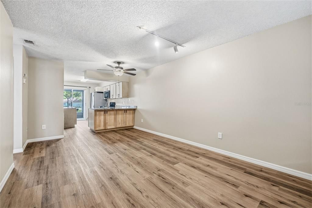 Active With Contract: $190,000 (2 beds, 2 baths, 730 Square Feet)