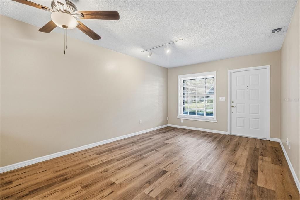 Active With Contract: $190,000 (2 beds, 2 baths, 730 Square Feet)