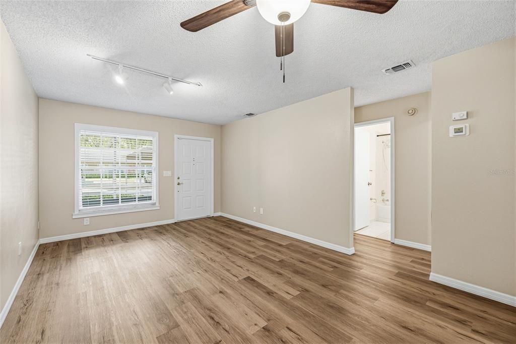 Active With Contract: $190,000 (2 beds, 2 baths, 730 Square Feet)