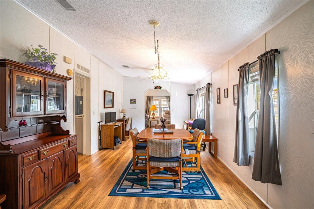 На продажу: $134,990 (2 спален, 2 ванн, 1128 Квадратных фут)