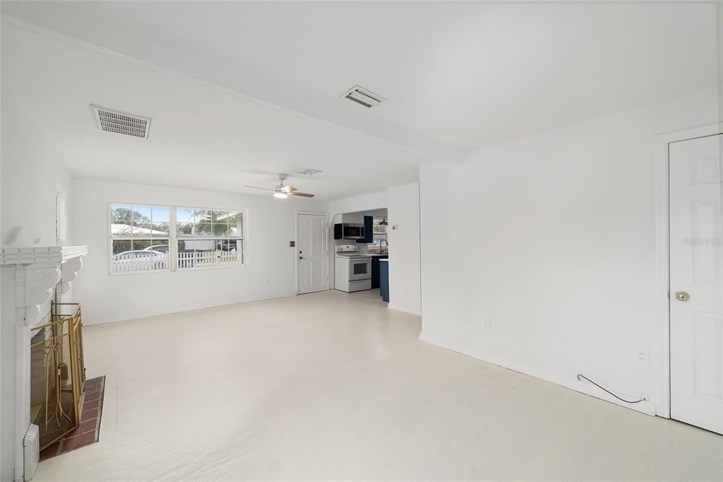 Active With Contract: $257,000 (3 beds, 3 baths, 1270 Square Feet)