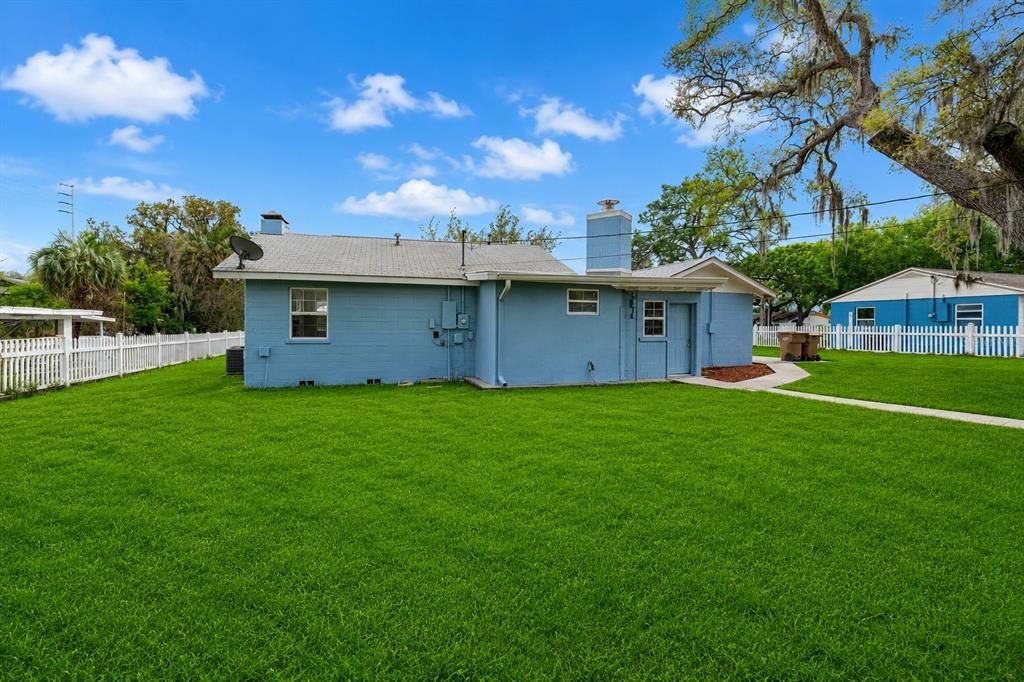 Active With Contract: $257,000 (3 beds, 3 baths, 1270 Square Feet)