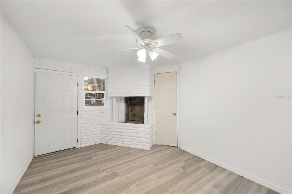 Active With Contract: $257,000 (3 beds, 3 baths, 1270 Square Feet)