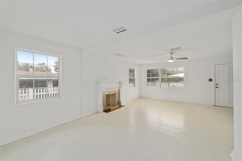 Active With Contract: $257,000 (3 beds, 3 baths, 1270 Square Feet)