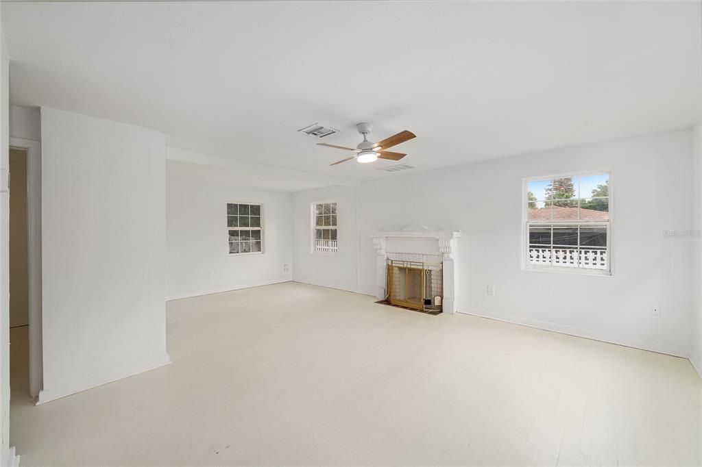 Active With Contract: $257,000 (3 beds, 3 baths, 1270 Square Feet)