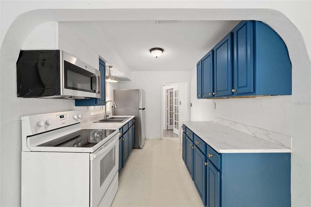 Active With Contract: $257,000 (3 beds, 3 baths, 1270 Square Feet)