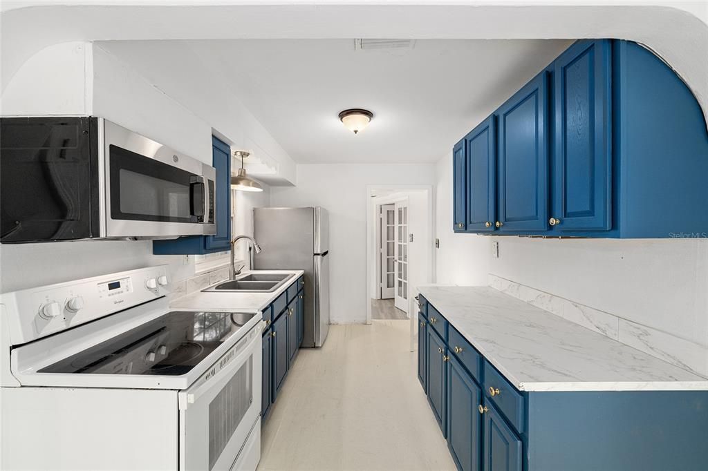 Active With Contract: $257,000 (3 beds, 3 baths, 1270 Square Feet)