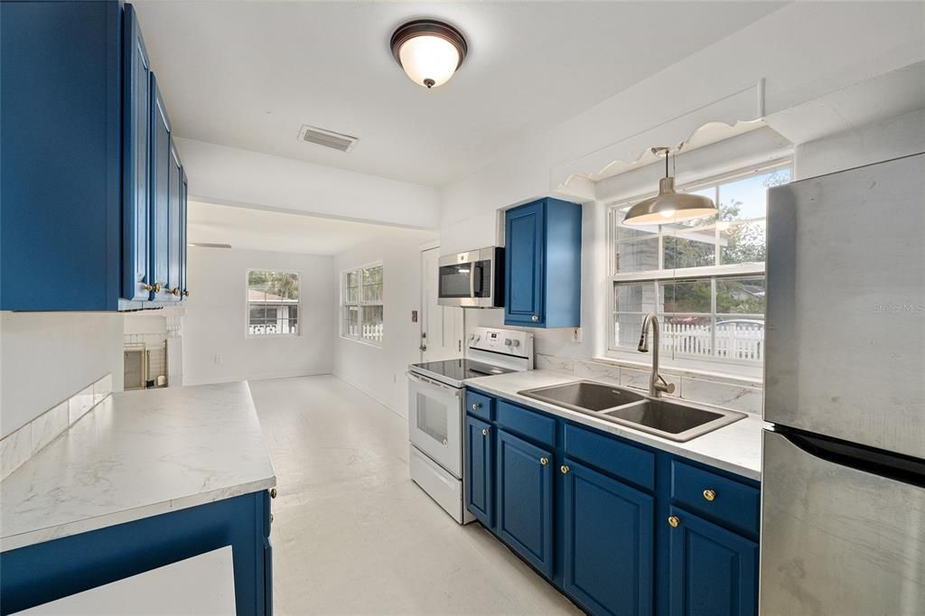 Active With Contract: $257,000 (3 beds, 3 baths, 1270 Square Feet)