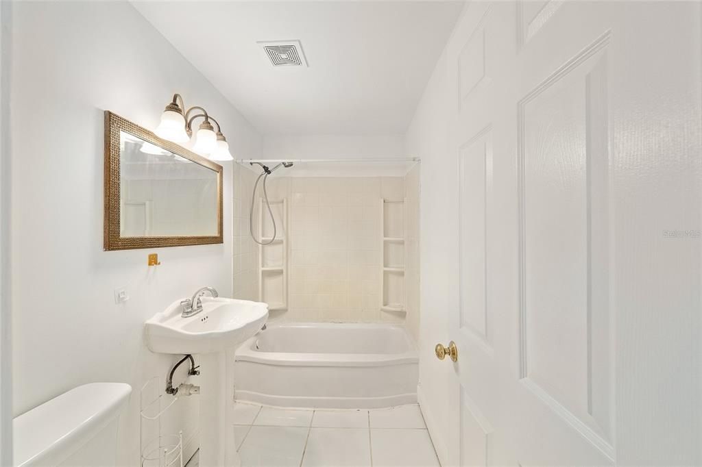 Active With Contract: $257,000 (3 beds, 3 baths, 1270 Square Feet)