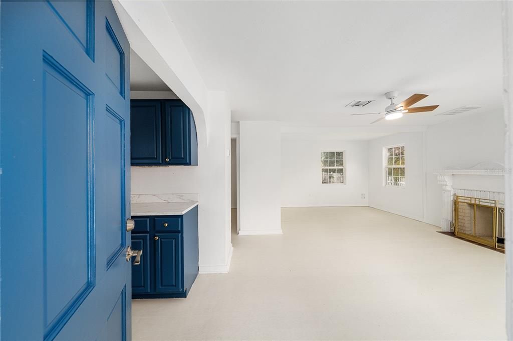 Active With Contract: $257,000 (3 beds, 3 baths, 1270 Square Feet)