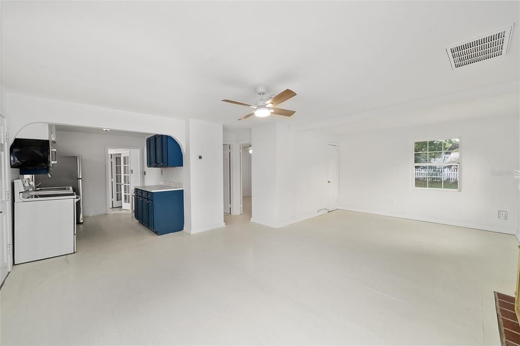 Active With Contract: $257,000 (3 beds, 3 baths, 1270 Square Feet)