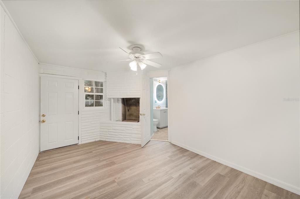 Active With Contract: $257,000 (3 beds, 3 baths, 1270 Square Feet)