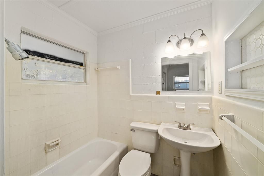 Active With Contract: $257,000 (3 beds, 3 baths, 1270 Square Feet)