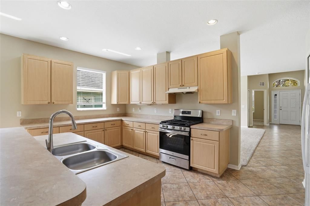 Activo con contrato: $369,900 (3 camas, 2 baños, 1957 Pies cuadrados)