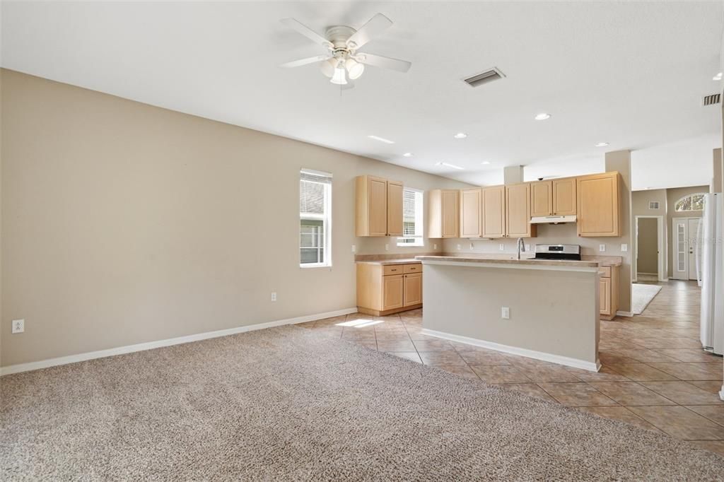 Activo con contrato: $369,900 (3 camas, 2 baños, 1957 Pies cuadrados)