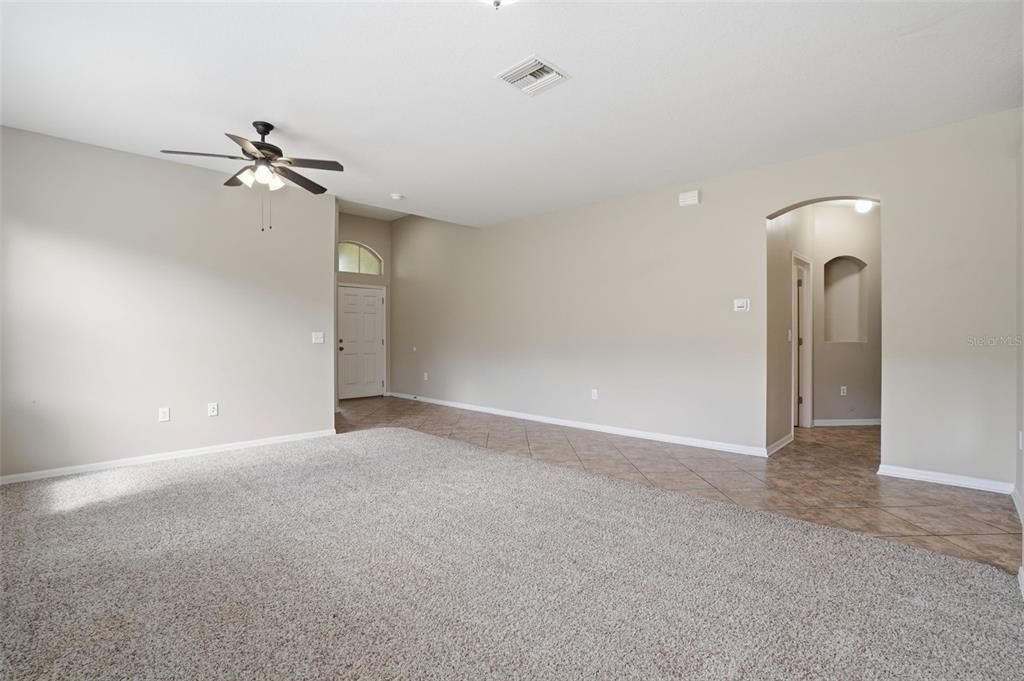 Activo con contrato: $369,900 (3 camas, 2 baños, 1957 Pies cuadrados)