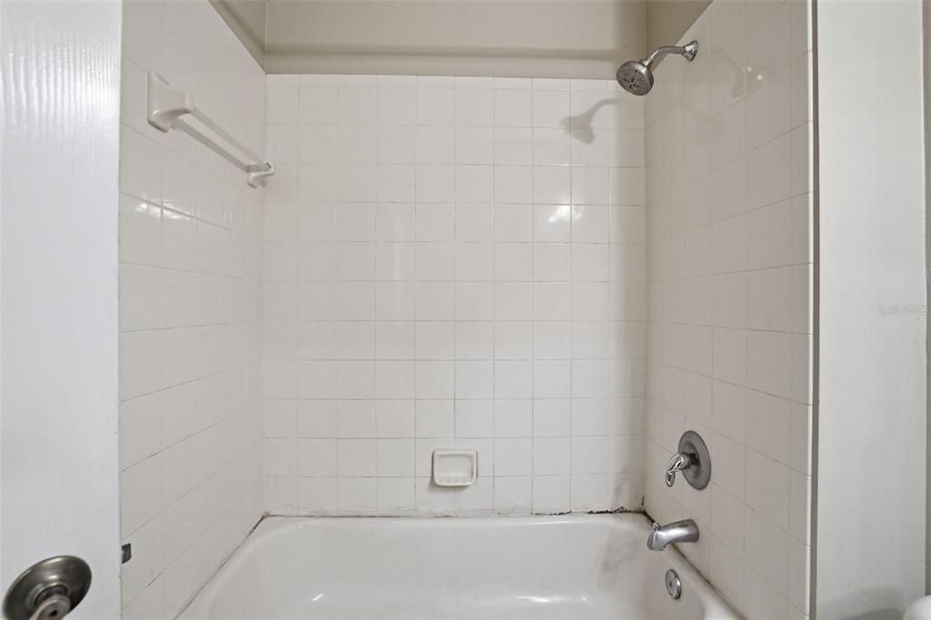Activo con contrato: $369,900 (3 camas, 2 baños, 1957 Pies cuadrados)