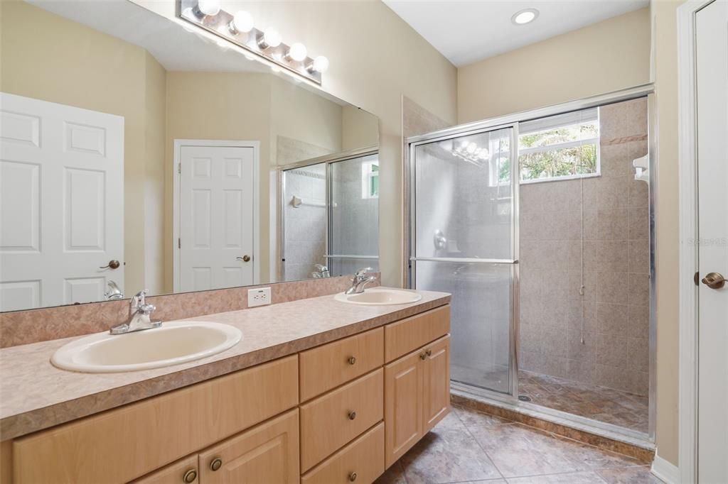 Activo con contrato: $369,900 (3 camas, 2 baños, 1957 Pies cuadrados)