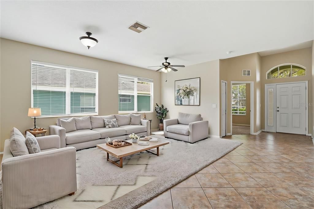 Activo con contrato: $369,900 (3 camas, 2 baños, 1957 Pies cuadrados)