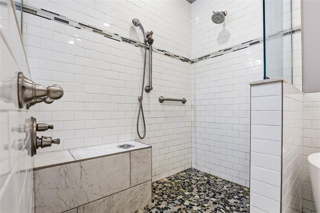 En Venta: $1,070,000 (5 camas, 4 baños, 3237 Pies cuadrados)