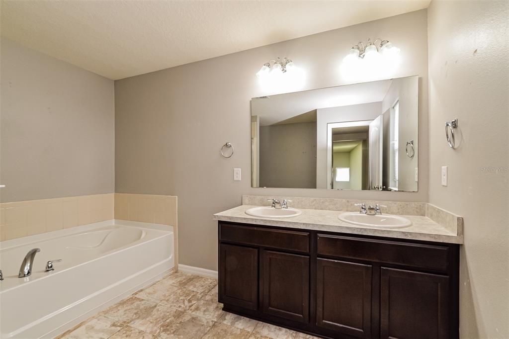 Active With Contract: $370,000 (5 beds, 3 baths, 3071 Square Feet)