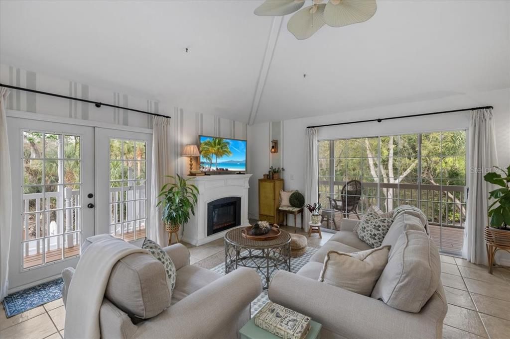 En Venta: $695,000 (3 camas, 3 baños, 1775 Pies cuadrados)