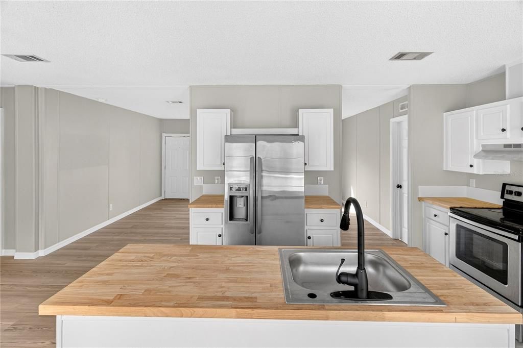 For Sale: $220,000 (3 beds, 2 baths, 1296 Square Feet)