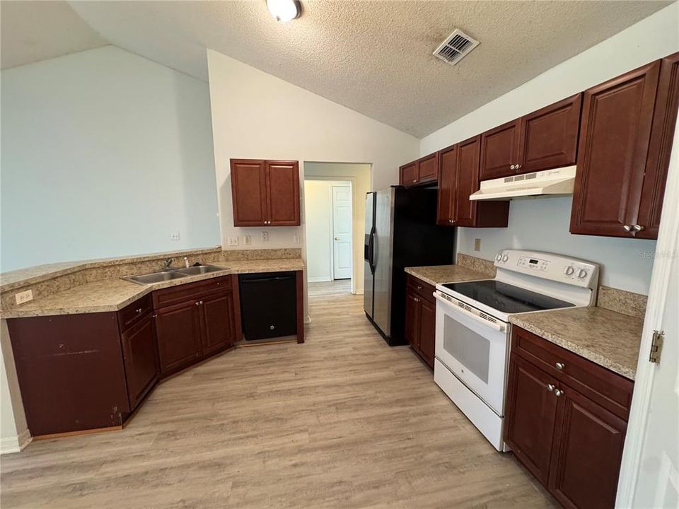 For Rent: $1,450 (3 beds, 2 baths, 1252 Square Feet)