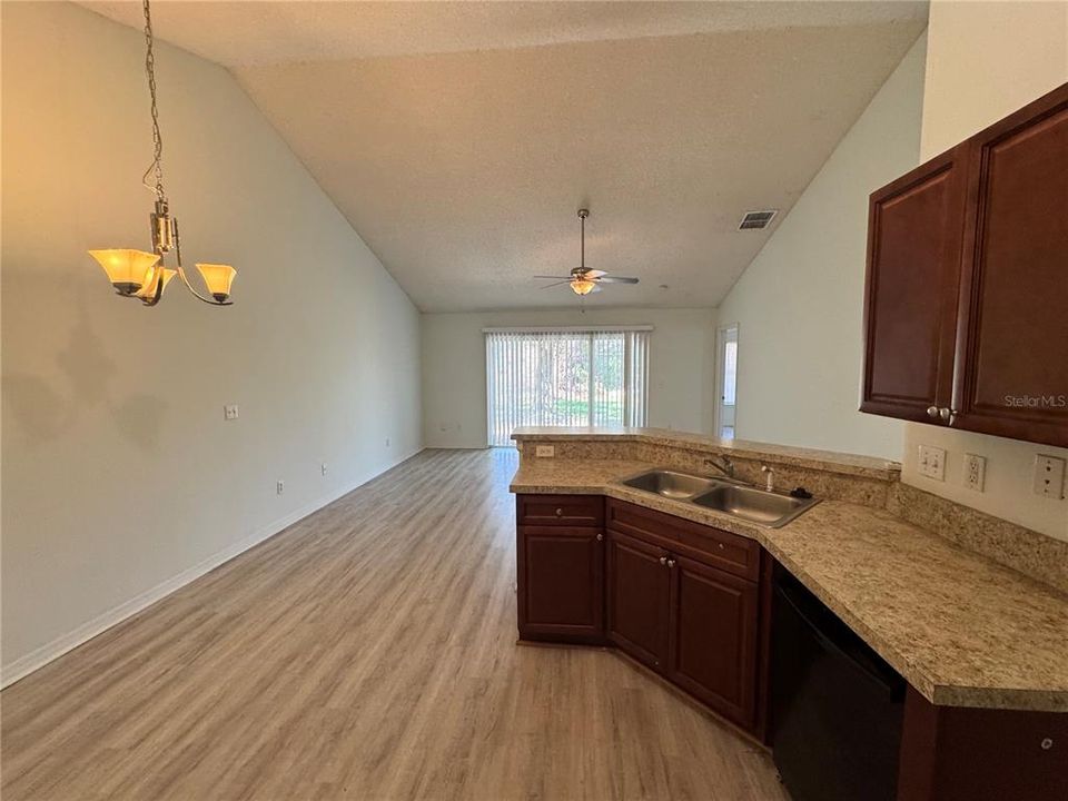 For Rent: $1,450 (3 beds, 2 baths, 1252 Square Feet)