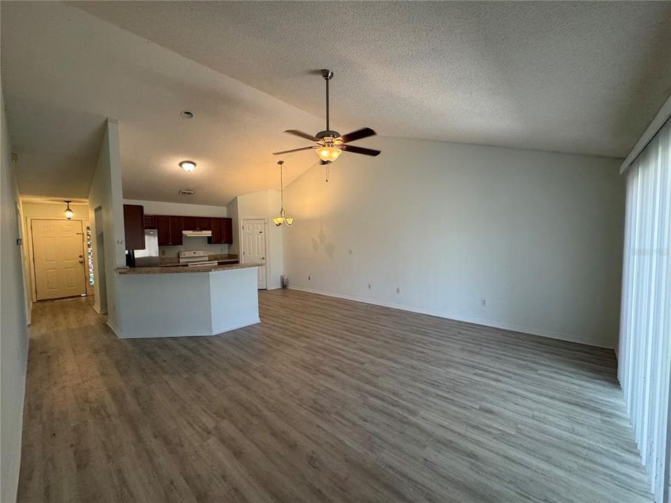 For Rent: $1,450 (3 beds, 2 baths, 1252 Square Feet)