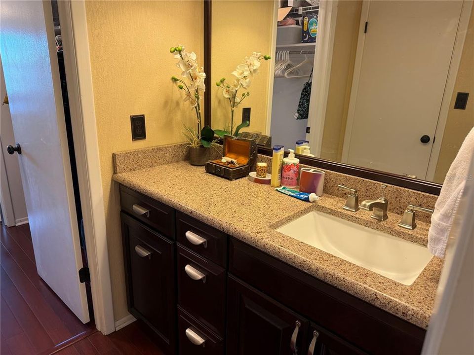 For Rent: $1,700 (1 beds, 1 baths, 872 Square Feet)