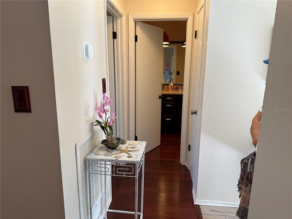 For Rent: $1,700 (1 beds, 1 baths, 872 Square Feet)