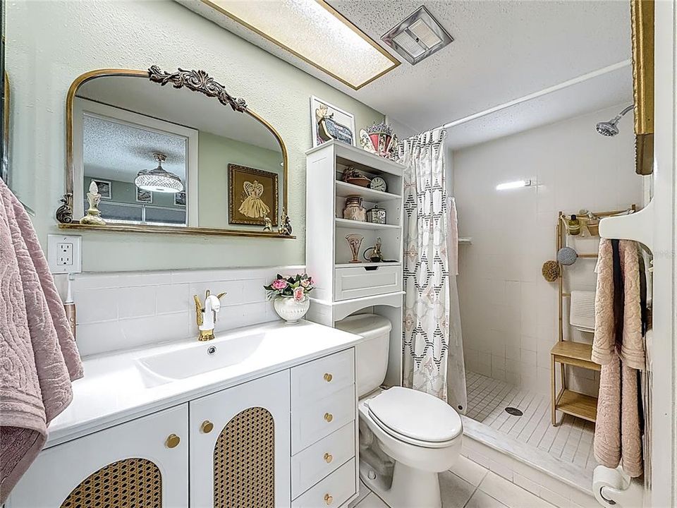 Activo con contrato: $239,900 (2 camas, 2 baños, 1124 Pies cuadrados)