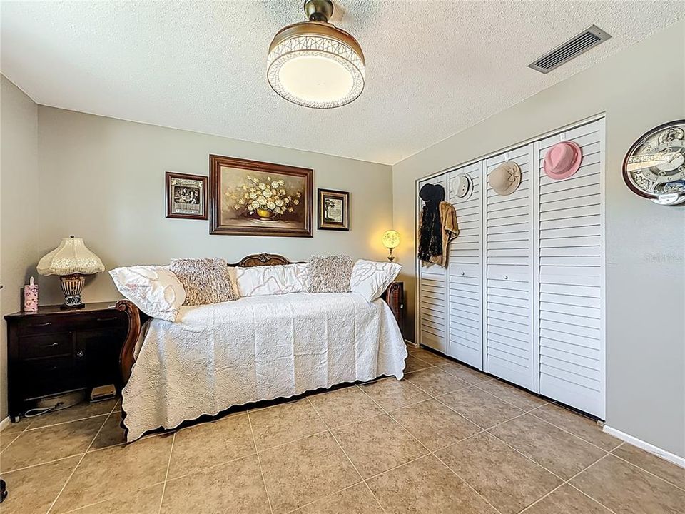 Activo con contrato: $239,900 (2 camas, 2 baños, 1124 Pies cuadrados)