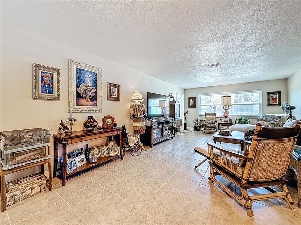 Activo con contrato: $239,900 (2 camas, 2 baños, 1124 Pies cuadrados)