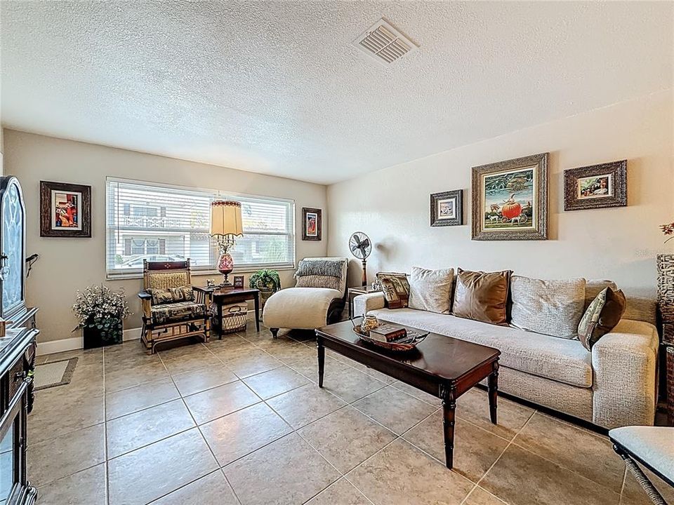 Activo con contrato: $239,900 (2 camas, 2 baños, 1124 Pies cuadrados)