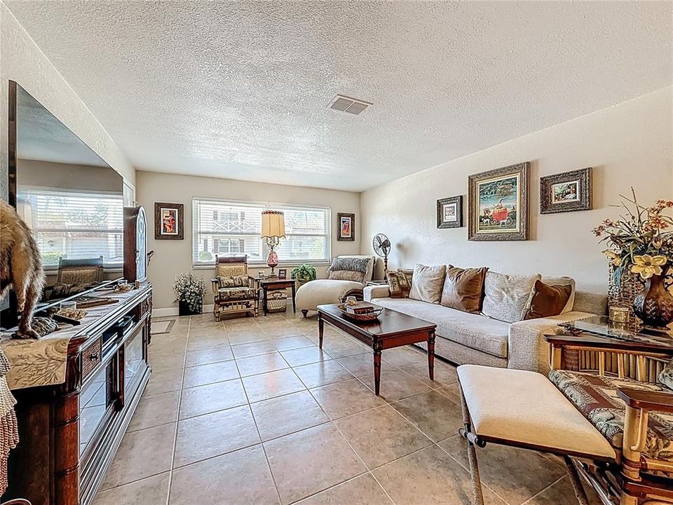 Activo con contrato: $239,900 (2 camas, 2 baños, 1124 Pies cuadrados)