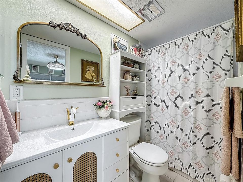 Activo con contrato: $239,900 (2 camas, 2 baños, 1124 Pies cuadrados)