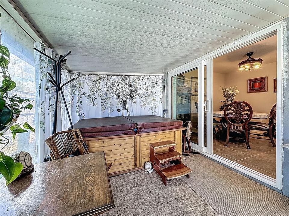 Activo con contrato: $239,900 (2 camas, 2 baños, 1124 Pies cuadrados)